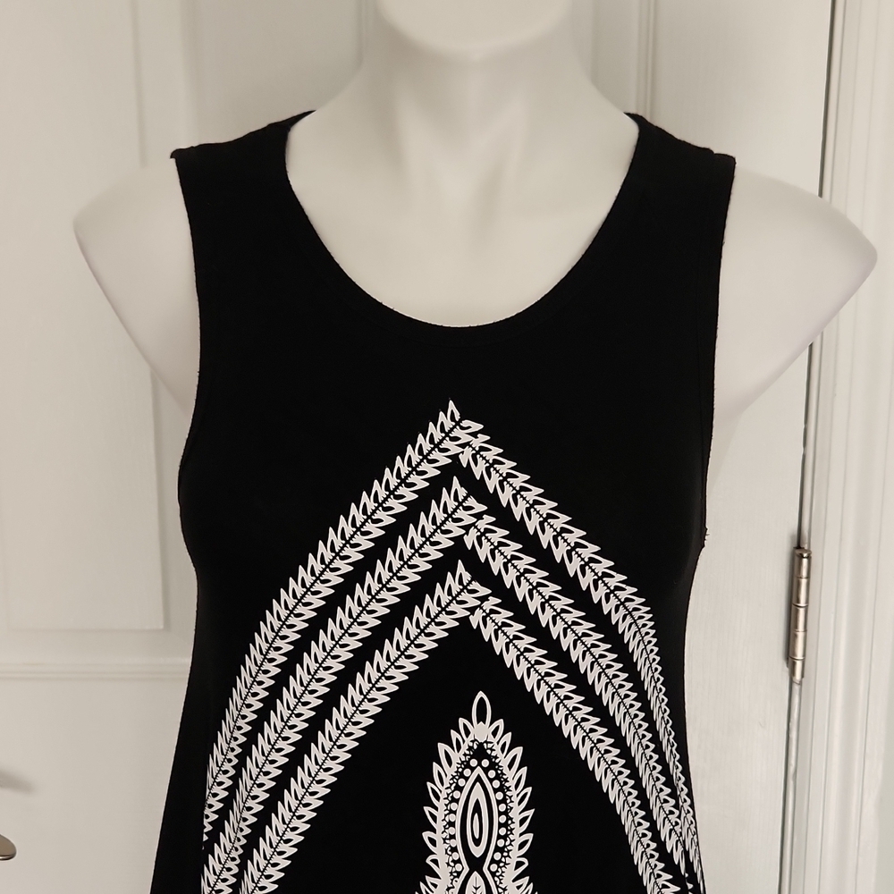 Black and White Sleeveless Mandala Pattern Handkerchief Hem Dress - Picture 3 of 9